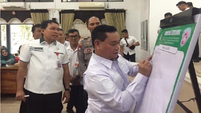 Bupati Kotim Halikinnor menandatangani komitmen bersama penanganan stunting saat acara rembuk stunting tahun 2023 di Aula Sei Mentaya kantor Bappelitbangda Kotim, Rabu (12/7).(FOTO : RUSLI/KP)