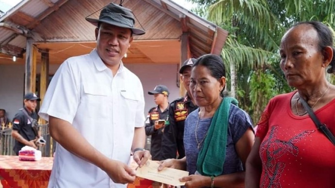 Bupati Lamandau Hendra Lesmana saat menyerahkan Bantuan kepada Masyarakat.(Foto:Bib)