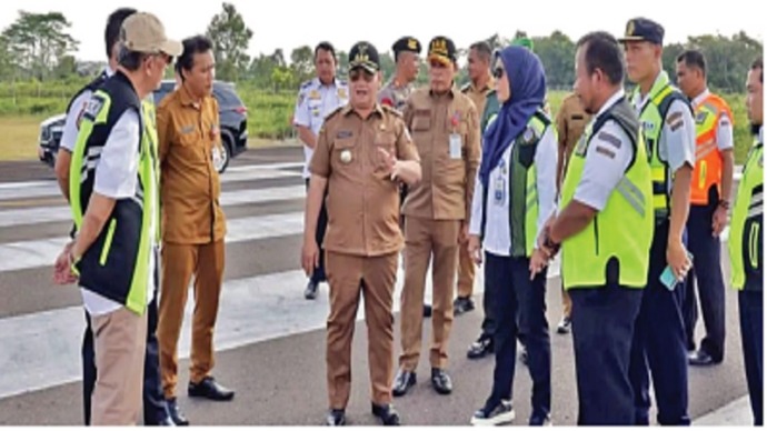 Bupati Kotim H Halikinnor didampingi sekda Fajrurrahman saat memantau landasan pacu bandara H Asan Sampit, beberapa waktu lalu.(FOTO : BAHRI/KP)