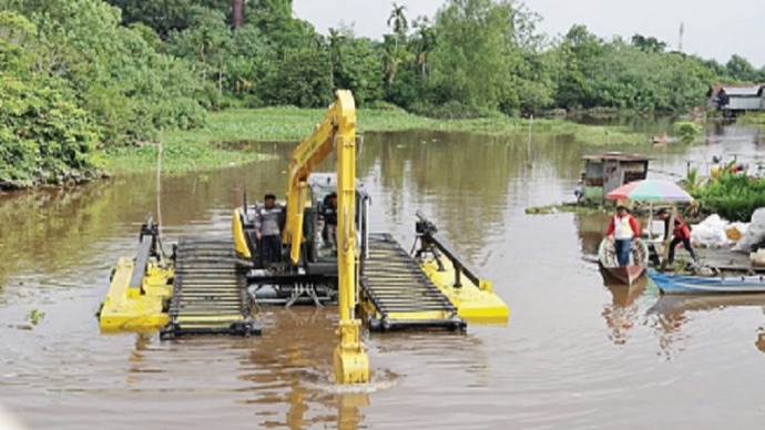 Ekskavator amfi bi milik Pemkab Kotim saat melakukan uji coba pengerukan di sungai pemuatan belum lama ini. (FOTO : RUSLI/KP)