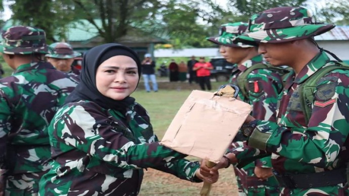 Wakil Bupati Seruyan, Hj. Iswanti menghadiri upacara pembukaan Program TMMD di Kecamatan Seruyan Tengah, Rabu (12/7). (FOTO : PROKOM SERUYAN).