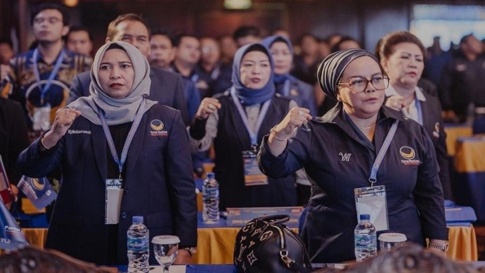 Ketua DPW Partai Nasdem Kalteng Faridawaty Darland Atjeh (kanan) (FOTO:IST)