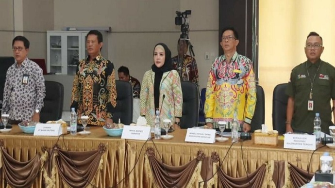 Wakil Bupati Seruyan, Hj. Iswanti dan Wakil Ketua I DPRD Kabupaten Seruyan, H. Bambang Yantoko. Menghadiri rakor di Aula RSUD Kuala Pembuang, Kamis (10/8). (FOTO : PROKOM SERUYAN)