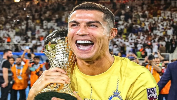 Cristiano Ronaldo memimpin Al Nassr FC memenangi Arab Club Champions Cup sekaligus menyabet predikat top scorer meski mengalami cedera lima menit terakhir sebelum laga usai. (AFP-INSTAGRAM AL NASSR FC)