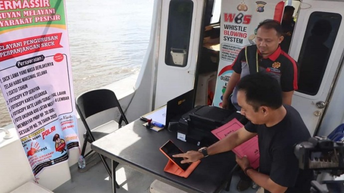 Polres Seruyan melayani masyarakat pesisir yang membuat SKCK menggunakan Kapal Polisi Perairan, baru-baru ini. (FOTO : POLRES SERUYAN).