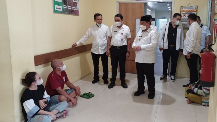Bupati Kotim Halikinnor, berbincang dengan warga saat menunggu di luar ruangan perinatologi RSUD dr.Murjani sampit belum lama ini. (FOTO : RUSLI/KP)