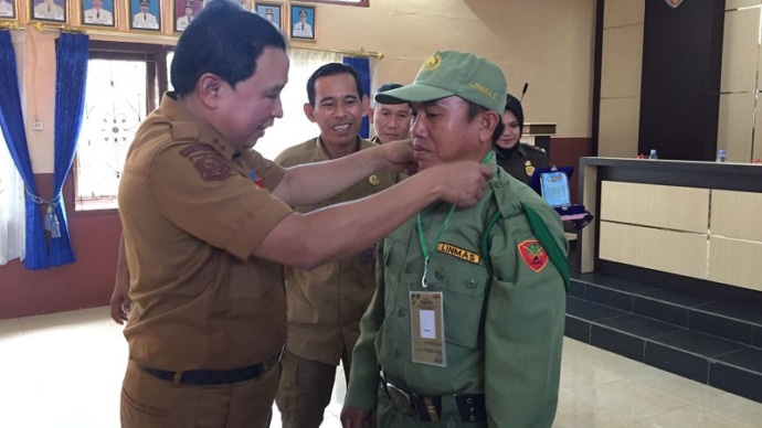 Sekda Kabupaten Kotim Fajrurrahman. Mengalungkan tanda peserta kepada salah satu peserta pelatihan dan pembinaan Satlimnas di Aula Kantor Kecamatan Kota Besi, Senin (14/4). (FOTO : BAHRI/KP)