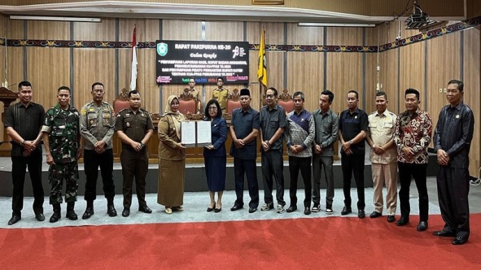 Wakil Bupati Kabupaten Kotim Irawati. Bersama Ketua DPRD Kotim Dra.Rinie, usai menandatangani nota kesepakatan KUA PPAS tahun 2024, Selasa (15/8). (FOTO : BAHRI/KP)