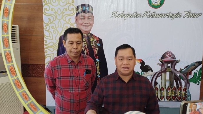 Bupati Kabupaten Kotim H.Halikinnor didampingi Ketua KONI Ahyar Umar, saat diwawancarai awak media belum lama ini. (BAHRI/KALTENGPOS)