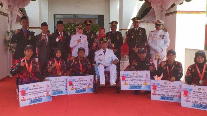 Bupati Seruyan, Yulhaidir didampingi Wakil Bupati Hj. Iswanti, Ketua KONI Seruyan, Ferry Khaidir, Ketua DPRD, Zuli Eko Prasetyo hingga unsur Forkompinda usai menyerahkan penghargaan secara simbolis kepada para atlet, Kamis (17/8) (FOTO : EDY/PROKALTENG.CO)