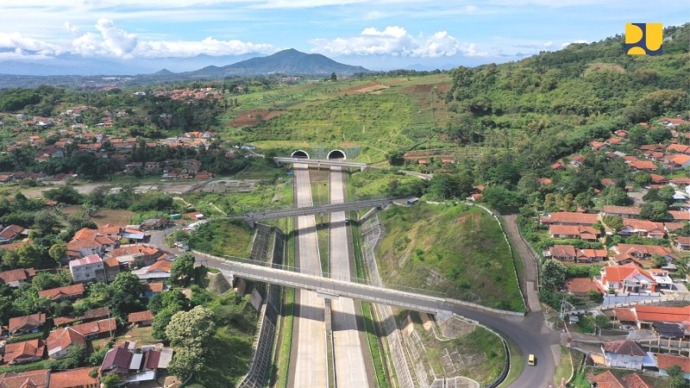 Twin tunnel Jalan Tol Cisumdawu berlatar pengunungan Geulis-Bukitjarian di Kabupaten Sumedang-Kementerian PUPR-
