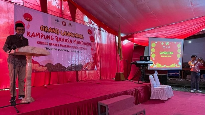 Pengampu rubrik Pepatah Tiongkok Novi Basuki memberi sambutan dalam peresmian Kampung Mandarin Tumpuk, Tulungagung-Novi Basuki/Harian Disway-