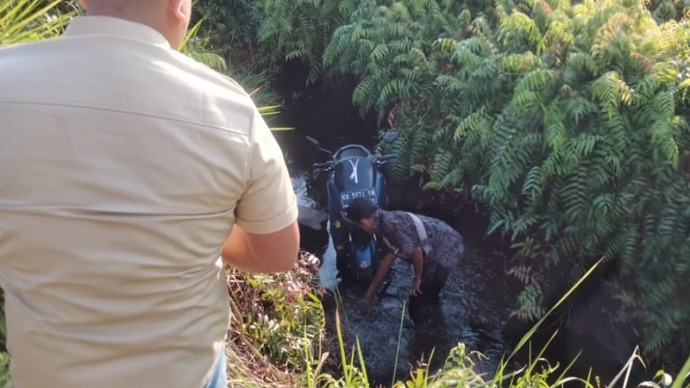 Evakuasi motor NMAX di Jalan Mahir Mahar Lingkar, Tepatnya Dekat Tikungan Polsek Jekan Raya, Minggu (20/8).(FOTO : IST)