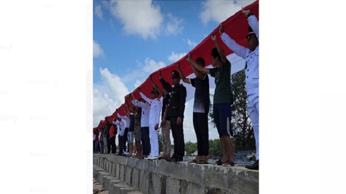 Memperinati HUT RI, Nelayan Bentangkan Bendera Merah Putih di Ujung Pandaran