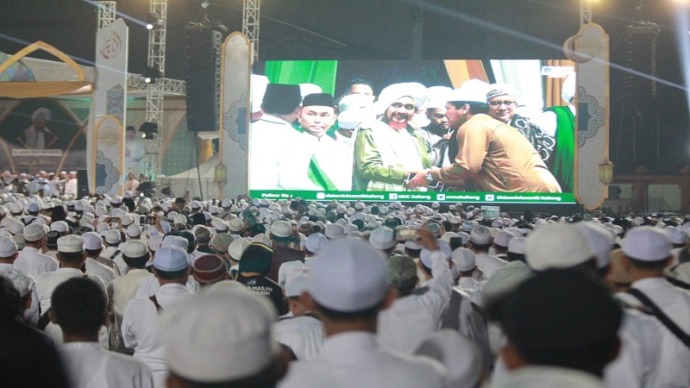 Antusias jemaah menghadiri tablig akbar Habib Umar bin Hafidz di Stadion Tuah Pahoe, Rabu (23/8).(HAFIDZ/PROKALTENG.CO)