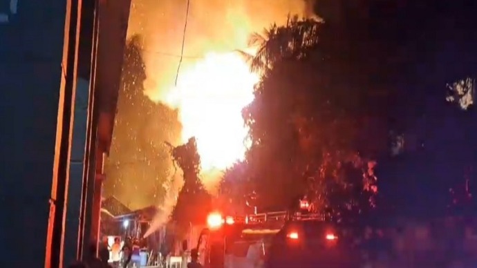 Warga Panik, Bangunan Gedung Walet di Seruyan Terbakar