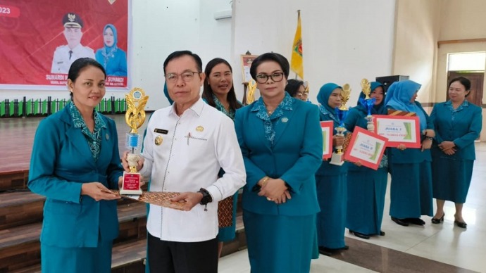 Bupati Katingan Sakariyas didampingi Ketua TP PKK Kabupaten Katingan Daurwaty Sakariyas, menyerahkan piagam dan piala untuk kader PKK di acara rapat kerja di Gedung Salawah Kasongan, Rabu (23/8). (FOTO : HUMAS SETDA KATINGAN)