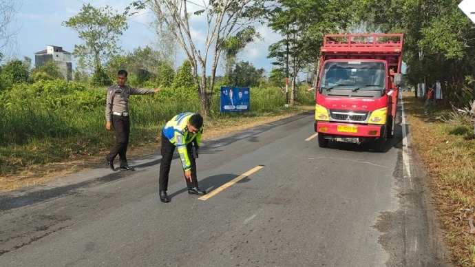 Sat Lantas Polresta Palangkaraya, melakukan oleh TKP di Jalan Mahir Mahar lingkar luar, Kelurahan Kereng Bangkirai, Kecamatan Sebangau, Kota Palangkaraya, Jumat (25/8/23).( FOTO: Sat Lantas untuk Prokalteng.Co)