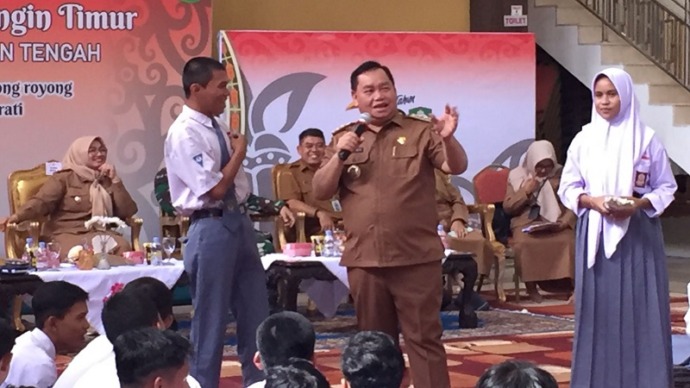 Bupati Kotim Halikinnor berdialog saat memberikan motivasi kepada para pelajar yang merupakan generasi muda Kabupaten Kotim, belum lama ini. (FOTO : RUSLI/KP)