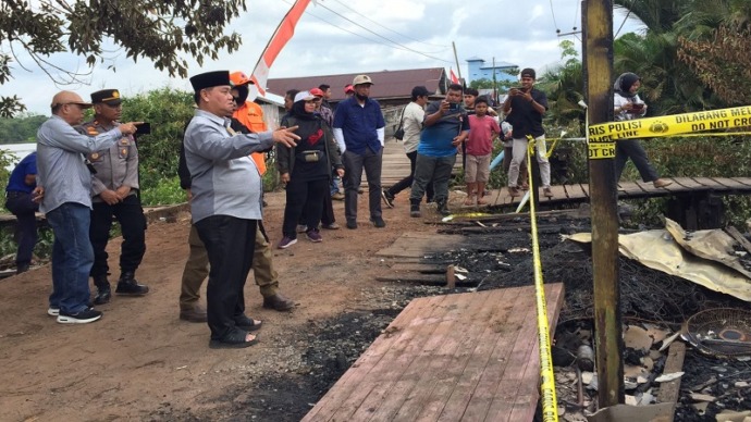 Bupati Kabupaten Kotim H.Halikinnor. Meninjau lokasi kejadian kebakaran di Kelurahan Kota Besi Hulu, Kecamatan Kota Besi, Sabtu (26/8). (FOTO : RUSLI/KALTENGPOS)