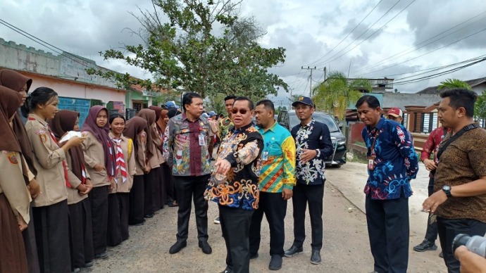 Bupati Kabupaten Kotim H.Halikinnor di dampingi sekertaris Daerah Fajrurrahman saat meninjau jalan kerinci yang merupakan jalan komplek pelajar, belum lama ini. (FOTO : BAHRI/KP)