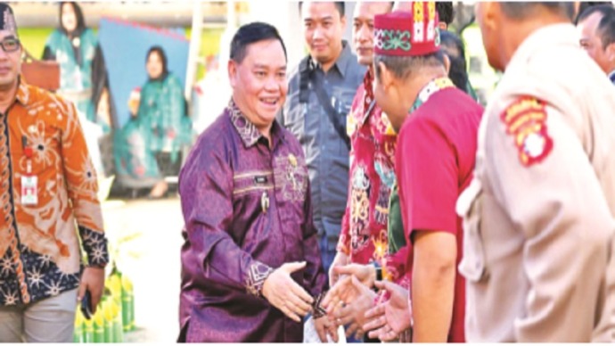 Bupati Kotim Halikinnor saat menghadiri penilaian Kelurahan Ketapang dalam lomba kelurahan tingkat nasional belum lama ini.(FOTO : PROKOPIM)