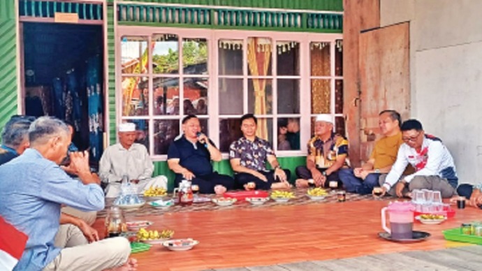 Bupati Kotim H Halikinnor bersilaturrahmi dengan warga Desa Telaga Baru, Kecamatan Mentawa Baru Ketapang, belum lama ini.(FOTO : BAHRI/KP)