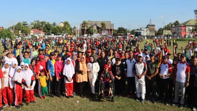 Bupati Seruyan, Yulhaidir didampingi Istri dan Wakil Bupati Seruyan, Hj. Iswanti, menghadiri kegiatan di Lapangan Stadion Mini Gagah Lurus Kuala Pembuang, Jumat (4/8). (FOTO : PROKOM SERUYAN).