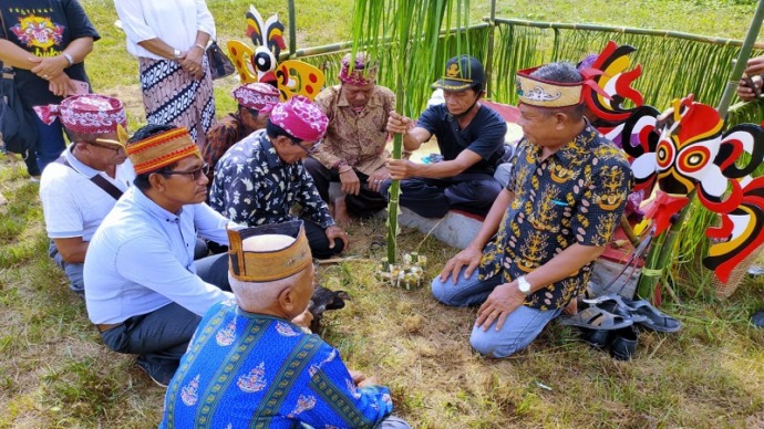 Damang Bulik beserta Mantir Bulik laksanakan ritual adat sebelum festival babukung di mulai. (FOTO:BIB/FREE)