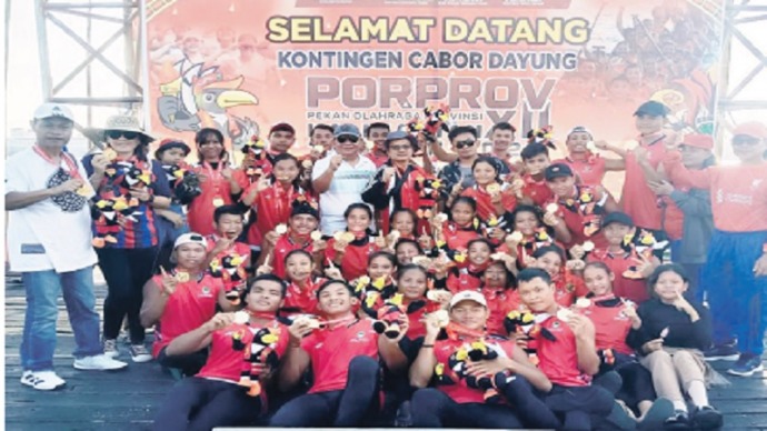 Jajaran Tim Dayung Katingan, ketika foto bersama usai menerima medali emas di ajang Porprov XII Kalimantan Tengah tahun 2023. (FOTO : HUMAS)