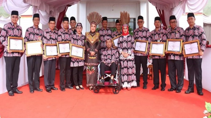 Bupati Seruyan, Yulhaidir dan Wakil Bupati, Hj. Iswanti. Menghadiri peringatan HUT Seruyan di Halaman Kantor Bupati Seruyan, baru-baru ini. (FOTO : PROKOM SERUYAN)