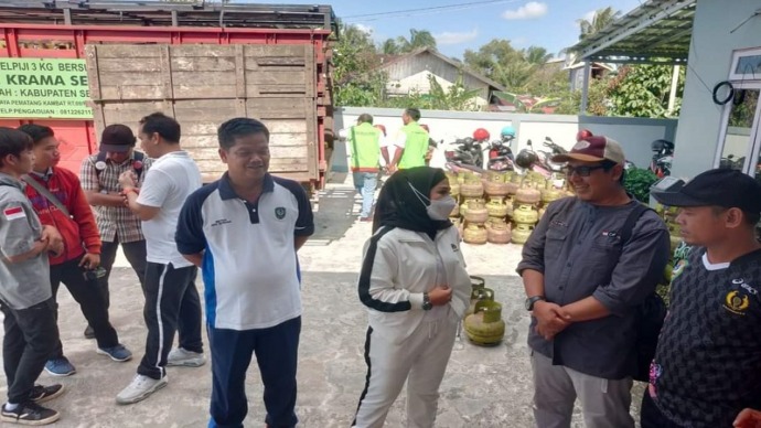 Wakil Bupati Seruyan, Hj. Iswanti. Memantau pendistribusian elpiji 3 kilogram bersubsidi di Kecamatan Seruyan Hilir baru-baru ini. (FOTO : PROKOM SERUYAN).