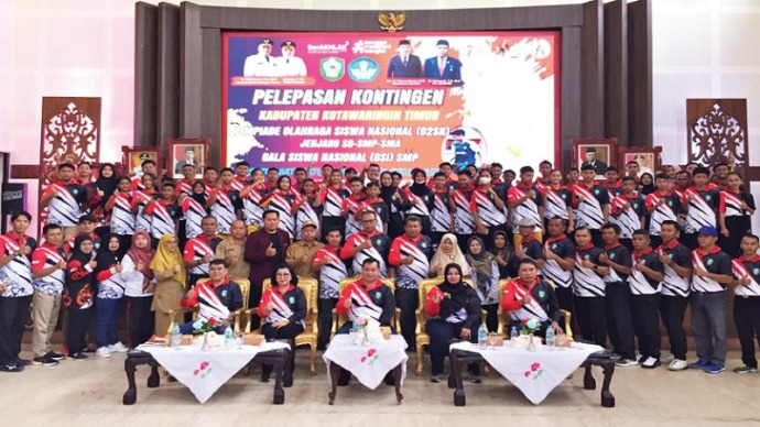 Bupati Kotim H Halikinnor melepas siswa dan para pendamping kontingen Kotim untuk berlaga pada O2SN dan GSI di Kota Palangka Raya, Senin (7/8).(FOTO : RUSLI/KP)