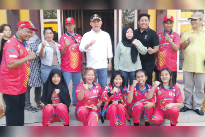 Penjabat Bupati Barito Selatan saat foto bersama para atlet dan ofi sial Barsel yang tampil di Porprov XII Kalteng tahun 2023 di Sampit, Kabupaten Kotawaringin Timur. (Foto Denar/KPG)