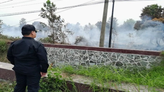 Bupati Kabupaten Kotim H.Halikinnor saat melihat lahan yang terbakar di Jalan Pramuka belum lama ini. (PROKOPIM UNTUK KP)