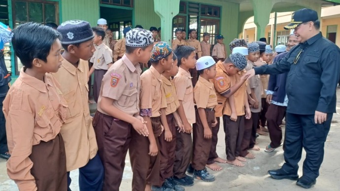Bupati Kabupaten Kotim H.Halikinnor saat bersalaman dengan anak-anak pelajar saat meninjau salah satu sekolah yang ada di daerah ini, beberapa waktu lalu. (FOTO : BAHRI/KALTENGPOS)