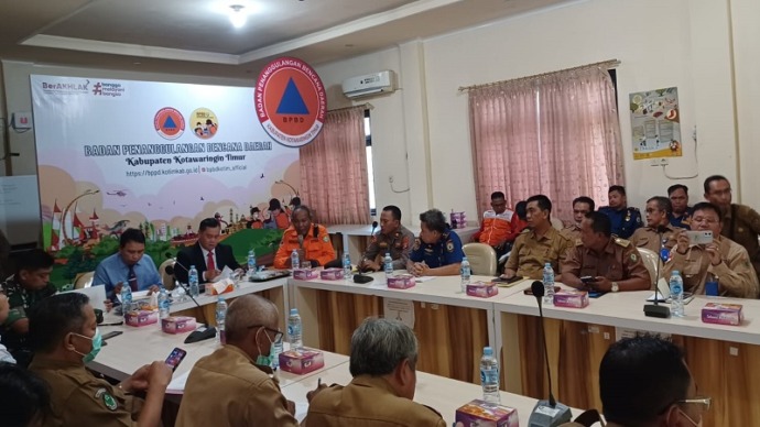 Bupati Kabupaten Kotim H.Halikinnoor saat memimpin rapat koordinasi terkait Karhutla di Aula kantor BPBD setempat, Senin (11/9). (FOTO : BAHRI/KP)