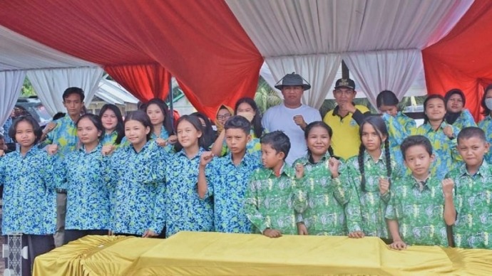 Bupati Lamandau Hendra Lesmana saat foto bersama dengan pelajar di Desa Karang Taba. (FOTO: BIB/FREE)