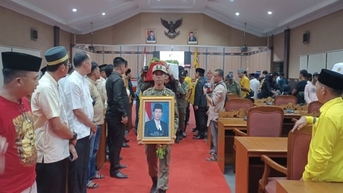 Jenazah almarhum Nadie S.Pd yang merupakan anggota DPRD Kabupaten Kotim saat dibawa usai penghormatan terakhir di ruang rapat paripurna, Sabtu (2/9). (BAHRI/KALTENGPOS)