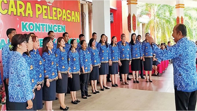 Kontingen Pesparawi Kopri Kabupaten Katingan. Menunjukkan penampilan mereka sebelum dilepas oleh Bupati Katingan Sakariyas. Mengikuti Pesparawi ke IV tingkat Kalimantan Tengah di halaman Kantor Bu¬pati Katingan, Jumat (1/9).(FOTO : HUMAS)