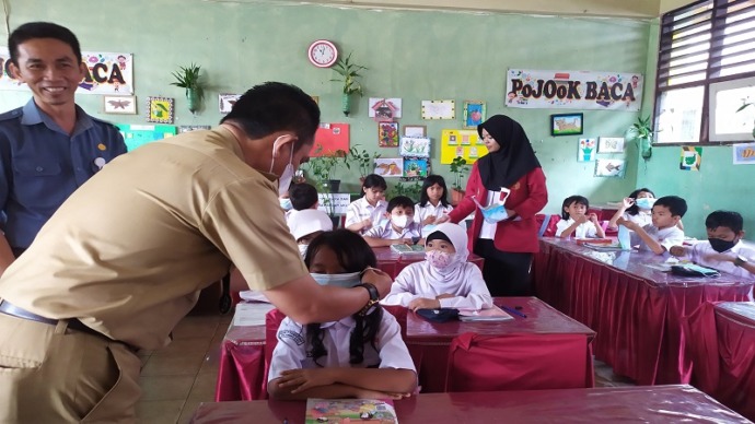 Camat Pahandut, Berlianto. Membagikan Masker Kepada Peserta Didik di SDN 7 Panarung, Jalan Diponegoro No.56, Selasa (5/9). (FOTO : HANA/PROKALTENG)