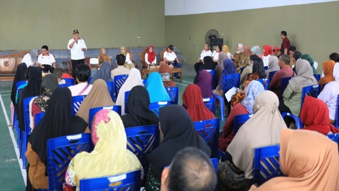 Masyarakat yang hadir pada kegiatan pasar murah bersubsidi di Gedung Bakuba, Kelurahan Mendawai, Kecamatan Arut Selatan, Kabupaten Kotawaringin Barat (Kobar), Selasa (5/9).(FOTO : MMCKALTENG)