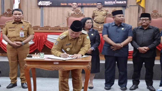 Bupati Kabupaten Kotim H.Halikinnor saat menandatangani Ranperda tentang pajak daerah dan retribusi daerah, dalam rapat paripurna yang digelar di Gedung DPRD, Senin (4/9). (FOTO : BAHRI/KP)