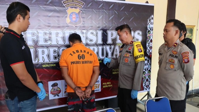 RO (47), tersangka pembunuhan hanya bisa menunduk pasrah saat press release yang dipimpin oleh Wakapolres Seruyan, Kompol Hendry. Didampingi Kasatreskrim, AKP I Wayan Wiratmaja Swetha dan Kapolsek Seruyan Tengah di Polres Seruyan, Rabu (6/9). (FOTO : POLRES SERUYAN FOR PROKALTENG.CO)