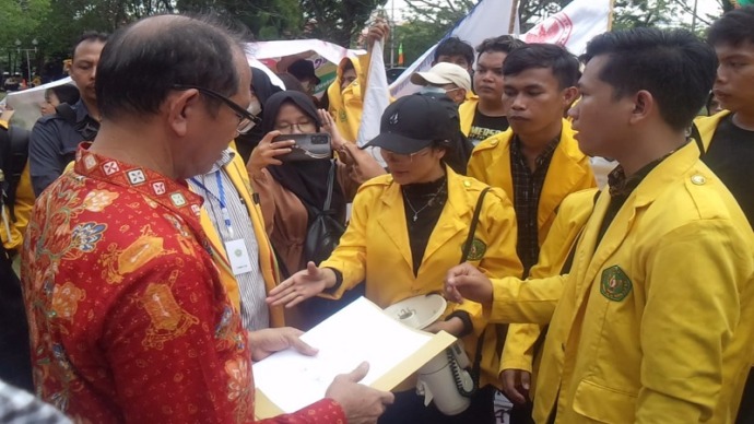 Proses penyerahan tuntutan kepada Rektor UPR oleh Presiden BEM UPR yang sudah ditandatangai bersama-sama. Jumat (8/9).(Hendrawan/Prokalteng.co)