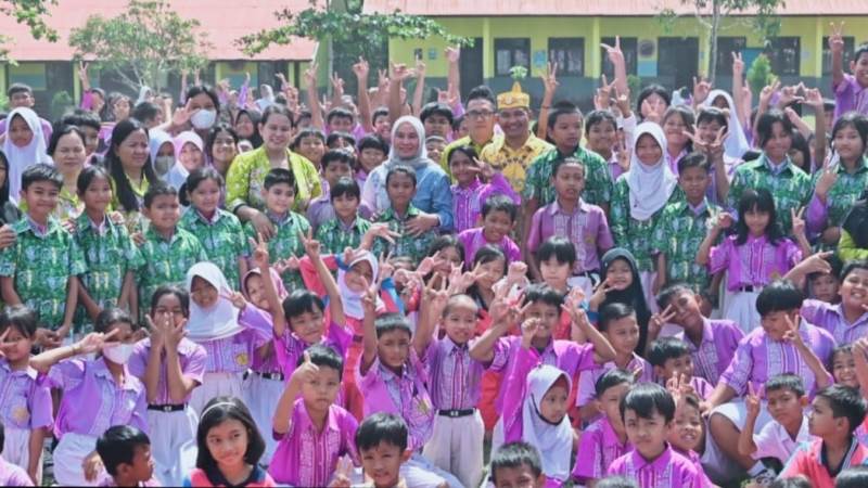 Ketua TP PKK Lamandau Kembali Serahkan Baju Seragam Batik Gratis