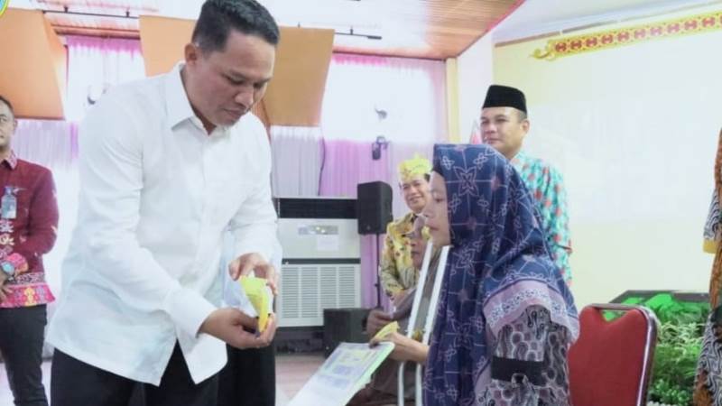 Hendra Lesmana Serahkan Dana Hibah kepada UMKM dan Tanah Gedung Polsek Bulik
