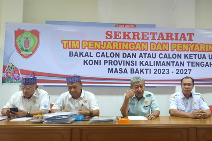 Ketua TPP bakal calon Ketum KONI Kalteng Eman Sumusi (dua dari kanan) bersama sekretaris dan anggota saat memberikan keterangan pers di Sekretariat KONI Kalteng, Rabu (11/10). (HAFIDZ/PROKALTENG.CO)