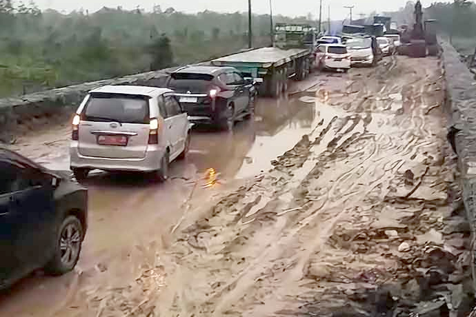 Sejumlah kendaraan terjebak kemacetan saat melewati Jalan Trans Kalimantan yang berlumpur akibat pengerjaan proyek Jalan Tumbang Nusa, Senin (9/10) kemarin. (Ist)
