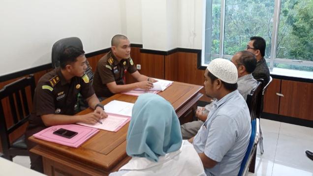 Kedua tersangka Marinus Apau dan Andri Yulianto, saat diperiksa oleh JPU Kejari Lamandau. (FOTO: BIB/PROKALTENG.CO)